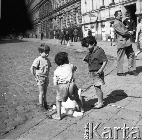Lata 60.-70. Polska.
Dzieci z bryłą lodu.
Fot. Maciej Jasiecki, zbiory Ośrodka KARTA