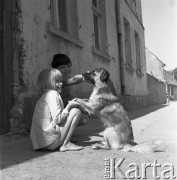 Lata 60.-70. Polska.
Zabawa z psem.
Fot. Maciej Jasiecki, zbiory Ośrodka KARTA