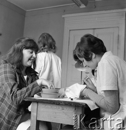 Lata 60.-70., Szczecin, Polska.
W gabinecie kosmetycznym.
Fot. Maciej Jasiecki, Fundacja Ośrodka KARTA