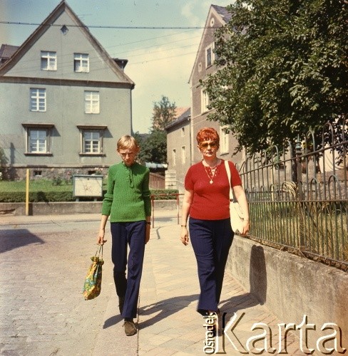 Lata 60.-70., NRD.
Przechodnie.
Fot. Maciej Jasiecki, zbiory Ośrodka KARTA