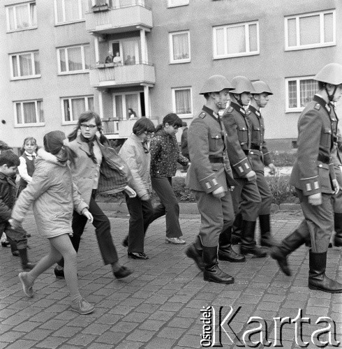 Lata 60.-70., NRD.
Dzieci i Żołnierze Volksarmee (Ludowej Armii).
Fot. Maciej Jasiecki, Fundacja Ośrodka KARTA