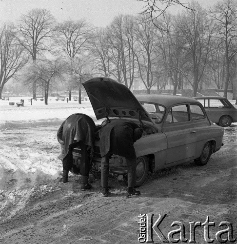 Lata 60.-70., Szczecin, Polska.
Naprawa samochodu.
Fot. Maciej Jasiecki, Fundacja Ośrodka KARTA