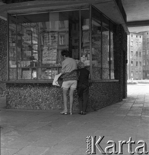 Lata 60.-70., Szczecin, Polska.
Przy kiosku.
Fot. Maciej Jasiecki, Fundacja Ośrodka KARTA