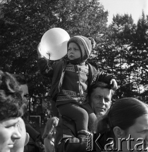 Lata 60.-70., Szczecin, Polska.
Festyn - dziecko na ramieniu ojca.
Fot. Maciej Jasiecki, Fundacja Ośrodka KARTA