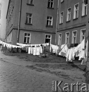 Lata 60.-70, Szczecin, Polska.
Pranie schnie przed kamienicą.
Fot. Maciej Jasiecki, zbiory Ośrodka KARTA