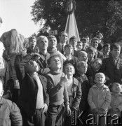 Lata 60.-70, Szczecin, Polska.
Ludzie patrzą w niebo.
Fot. Maciej Jasiecki, zbiory Ośrodka KARTA