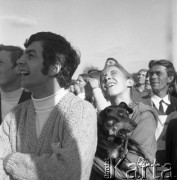 Lata 60.-70, Szczecin, Polska.
Ludzie patrzą w niebo.
Fot. Maciej Jasiecki, zbiory Ośrodka KARTA