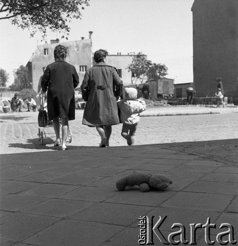 Lata 60.-70, Szczecin, Polska.
Porzucony na chodniku pluszak.
Fot. Maciej Jasiecki, zbiory Ośrodka KARTA