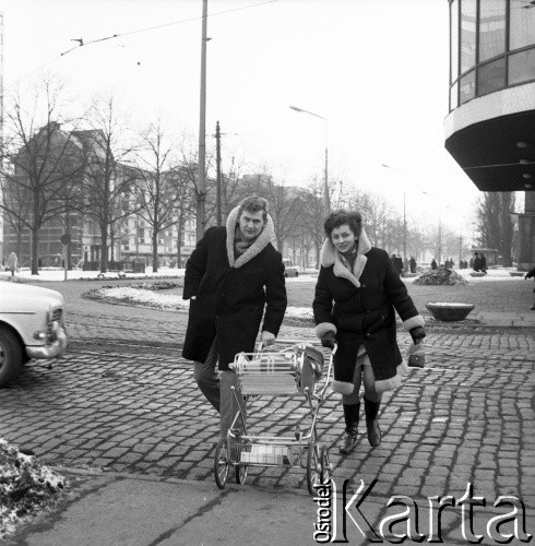 Lata 60.-70, Szczecin, Polska.
Rodzicie z dzieckiem.
Fot. Maciej Jasiecki, zbiory Ośrodka KARTA