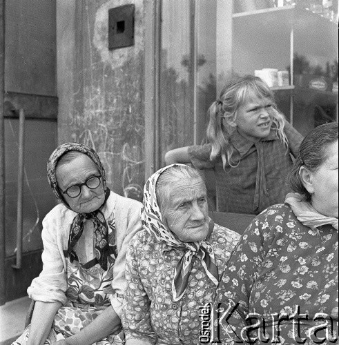 Lata 60.-70., Szczecin, Polska.
Na ławce.
Fot. Maciej Jasiecki, Fundacja Ośrodka KARTA