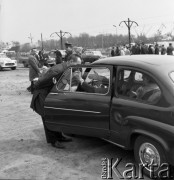 Lata 60.-70, Szczecin, Polska.
Rozmowa przy samochodzie.
Fot. Maciej Jasiecki, zbiory Ośrodka KARTA