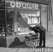 1970, Szczecin, Polska.
Ojciec z dzieckiem przed witryną sklepową udekorowaną na Święto 1 Maja.
Fot. Maciej Jasiecki, zbiory Ośrodka KARTA