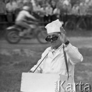 Lata 60.-70., Szczecin, Polska.
Sprzedawca.
Fot. Maciej Jasiecki, Fundacja Ośrodka KARTA