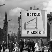 Lata 60.-70., Szczecin, Polska.
Reklama hoteli miejskich i przechodnie.
Fot. Maciej Jasiecki, Fundacja Ośrodka KARTA