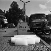 Lata 60.-70., Szczecin, Polska.
Lód na chodniku. Na drugim planie skrzynia z napisem 
