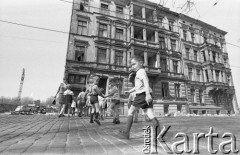 Lata 60.-70., Szczecin, Polska.
Dzieci przechodzą przez przejście uliczne.
Fot. Maciej Jasiecki, Fundacja Ośrodka KARTA