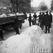 Lata 60.-70., Szczecin, Polska.
Odśnieżanie ulicy Małopolskiej.
Fot. Maciej Jasiecki, Fundacja Ośrodka KARTA