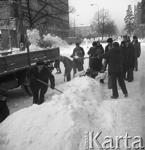 Lata 60.-70., Szczecin, Polska.
Odśnieżanie ulicy Małopolskiej.
Fot. Maciej Jasiecki, Fundacja Ośrodka KARTA