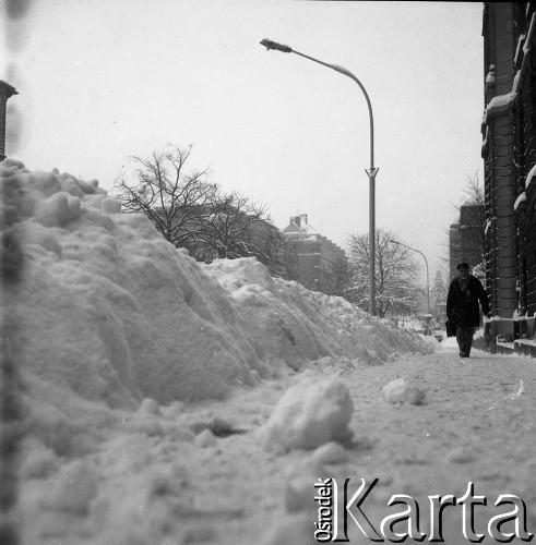 Lata 60.-70., Szczecin, Polska.
Odśnieżanie ulicy Małopolskiej.
Fot. Maciej Jasiecki, Fundacja Ośrodka KARTA