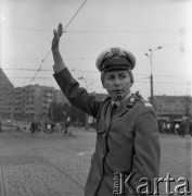 Lata 60., Szczecin, Polska.
Milicjantka kieruje ruchem na ul. Wielkiej (dziś ks.kard. S. Wyszyńskiego).
Fot. Maciej Jasiecki, Fundacja Ośrodka KARTA