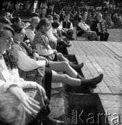 Lata 70., Szczecin lub okolice.
Zespół ludowy na festynie.
Fot. Maciej Jasiecki, zbiory Ośrodka KARTA