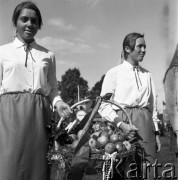 Lata 70., Szczecin lub okolice.
Dziewczęta z koszem owoców w czasie festynu.
Fot. Maciej Jasiecki, zbiory Ośrodka KARTA