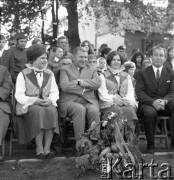Lata 70., Szczecin lub okolice.
Oficjele, uczestnicy festynu.
Fot. Maciej Jasiecki, zbiory Ośrodka KARTA