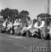 Lata 70., Szczecin lub okolice.
Zespół ludowy na festynie.
Fot. Maciej Jasiecki, zbiory Ośrodka KARTA