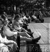 Lata 70., Szczecin lub okolice.
Zespół ludowy na festynie.
Fot. Maciej Jasiecki, zbiory Ośrodka KARTA