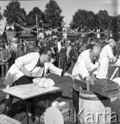 Lata 70., Szczecin lub okolice.
Zawody w szatkowaniu kapusty w czasie festynu.
Fot. Maciej Jasiecki, zbiory Ośrodka KARTA
