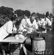 Lata 70., Szczecin lub okolice.
Zawody w szatkowaniu kapusty w czasie festynu.
Fot. Maciej Jasiecki, zbiory Ośrodka KARTA