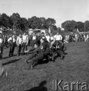 Lata 70., Szczecin lub okolice.
Zawody w przeciąganiu liny w czasie festynu.
Fot. Maciej Jasiecki, zbiory Ośrodka KARTA