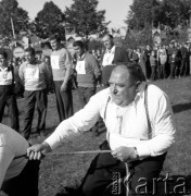 Lata 70., Szczecin lub okolice.
Zawody w przeciąganiu liny w czasie festynu.
Fot. Maciej Jasiecki, zbiory Ośrodka KARTA