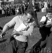 Lata 70., Szczecin lub okolice.
Zawody w przeciąganiu liny w czasie festynu.
Fot. Maciej Jasiecki, zbiory Ośrodka KARTA