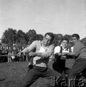 Lata 70., Szczecin lub okolice.
Zawody w przeciąganiu liny w czasie festynu.
Fot. Maciej Jasiecki, zbiory Ośrodka KARTA