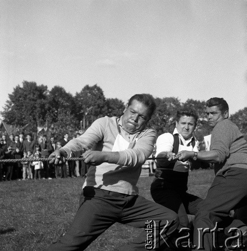 Lata 70., Szczecin lub okolice.
Zawody w przeciąganiu liny w czasie festynu.
Fot. Maciej Jasiecki, zbiory Ośrodka KARTA