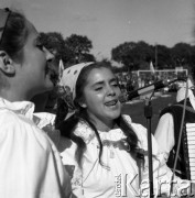 Lata 70., Szczecin lub okolice.
Zespół ludowy na festynie.
Fot. Maciej Jasiecki, zbiory Ośrodka KARTA