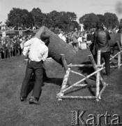 Lata 70., Szczecin lub okolice.
Zawody w czasie festynu.
Fot. Maciej Jasiecki, zbiory Ośrodka KARTA