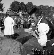 Lata 70., Szczecin lub okolice.
Zawody w czasie festynu.
Fot. Maciej Jasiecki, zbiory Ośrodka KARTA