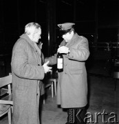 Lata 70., Szczecin, Polska.
Milicjant z nietrzeźwym mężczyzną.
Fot. Maciej Jasiecki, Fundacja Ośrodka KARTA