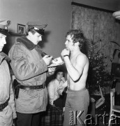 Lata 70., Szczecin, Polska.
Interwencja milicji w mieszkaniu nietrzeźwych lokatorów.
Fot. Maciej Jasiecki, Fundacja Ośrodka KARTA