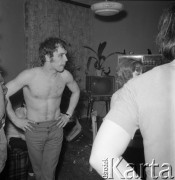 Lata 70., Szczecin, Polska.
Interwencja milicji w mieszkaniu nietrzeźwych lokatorów.
Fot. Maciej Jasiecki, Fundacja Ośrodka KARTA
