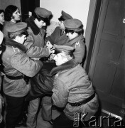 Lata 70., Szczecin, Polska.
Interwencja milicji w mieszkaniu nietrzeźwych lokatorów.
Fot. Maciej Jasiecki, Fundacja Ośrodka KARTA