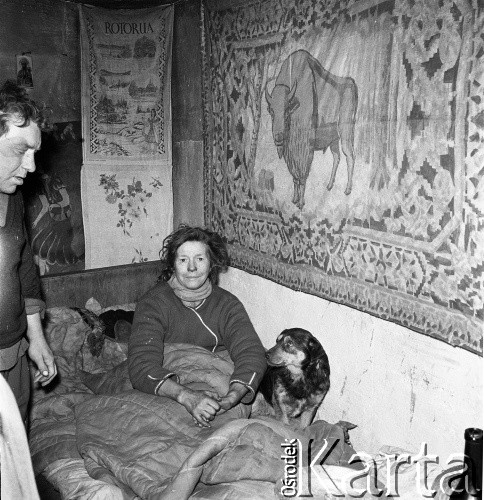 Lata 70., Szczecin, Polska.
Interwencja milicji w mieszkaniu nietrzeźwych lokatorów.
Fot. Maciej Jasiecki, Fundacja Ośrodka KARTA