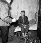 Lata 70., Szczecin, Polska.
Interwencja milicji w mieszkaniu nietrzeźwych lokatorów.
Fot. Maciej Jasiecki, Fundacja Ośrodka KARTA