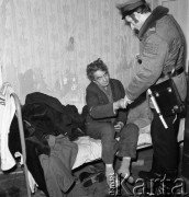 Lata 70., Szczecin, Polska.
Interwencja milicji w mieszkaniu nietrzeźwych lokatorów.
Fot. Maciej Jasiecki, Fundacja Ośrodka KARTA