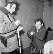 Lata 70., Szczecin, Polska.
Interwencja milicji w mieszkaniu nietrzeźwych lokatorów.
Fot. Maciej Jasiecki, Fundacja Ośrodka KARTA
