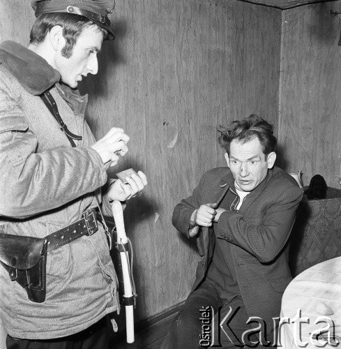 Lata 70., Szczecin, Polska.
Interwencja milicji w mieszkaniu nietrzeźwych lokatorów.
Fot. Maciej Jasiecki, Fundacja Ośrodka KARTA