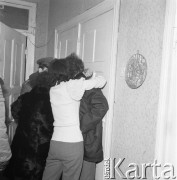 Lata 70., Szczecin, Polska.
Interwencja milicji w mieszkaniu nietrzeźwych lokatorów.
Fot. Maciej Jasiecki, Fundacja Ośrodka KARTA