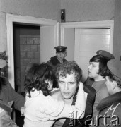 Lata 70., Szczecin, Polska.
Interwencja milicji w mieszkaniu nietrzeźwych lokatorów.
Fot. Maciej Jasiecki, Fundacja Ośrodka KARTA